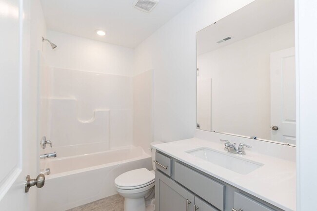 Building Photo - Three Bedroom End Unit Townhome!