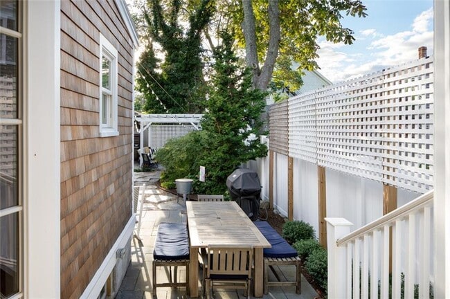 Building Photo - 96 3rd St