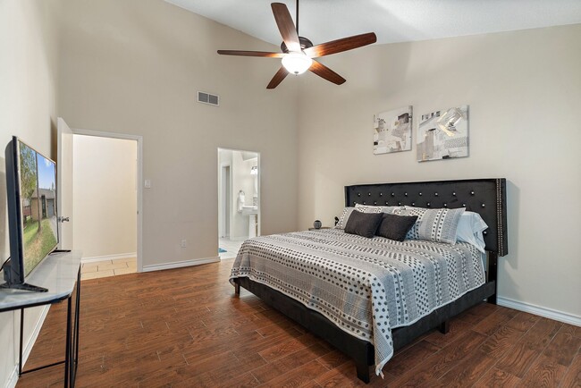 Building Photo - Captivating 3-Bedroom Escape with Private Deck & HOA Pool Access in Grand Prairie!