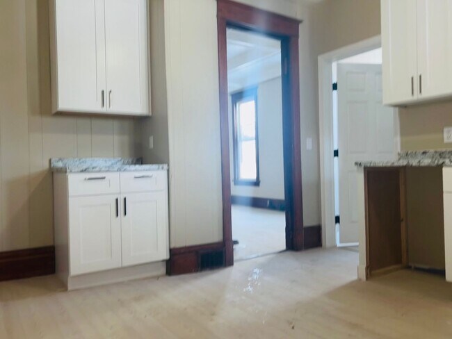 Building Photo - 440 Winona St