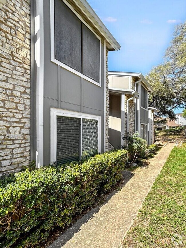 Building Photo - Charming 2-Bedroom Condo with Modern Ameni...