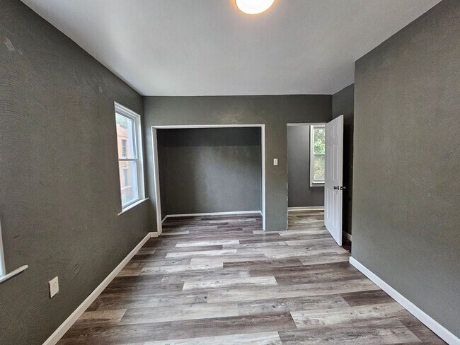 Building Photo - Spacious 5 bedroom 1.5 bathrooms for rent in Hays!