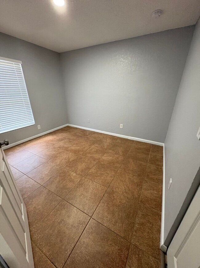 Building Photo - Beautiful 3/2 Available now!