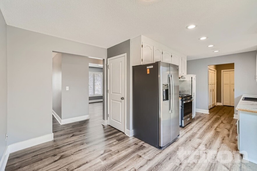 Building Photo - 820 Shenandoah Ln N