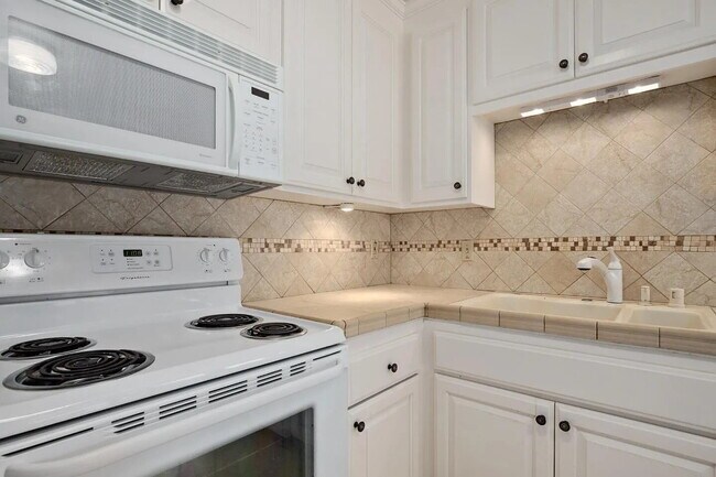 Building Photo - "Charming 3-Bed, 2-Bath Oasis in Capitola's Prime Park Ave Location"