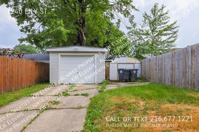 Building Photo - 1240 Lily St