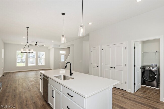 Building Photo - 2240 E 97th St