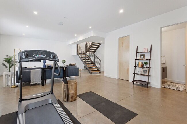 Building Photo - Spacious 5-Bed / 4-Bath home in LoHi for rent