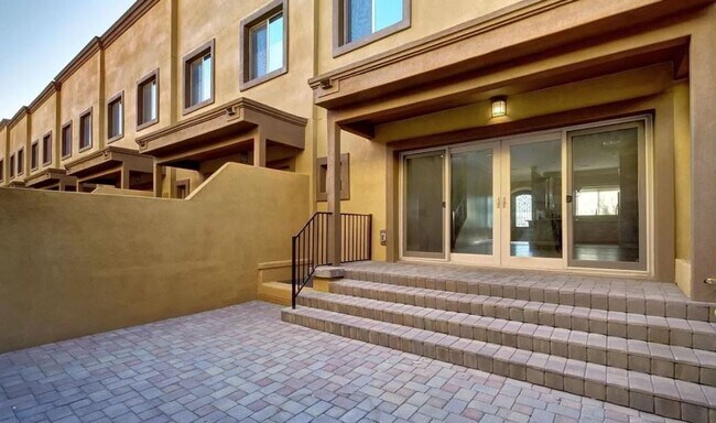 Building Photo - 3 Bed | 3.5 Bath - Biltmore Luxury Townhom...