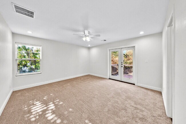 Building Photo - "Charming 3-Bed, 2-Bath Denison Home with Elegant Granite Countertops!"