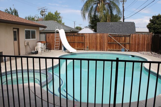 Building Photo - 3 Bedroom / 2 bathroom Pool Home in Hemet!