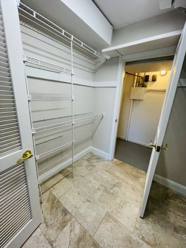 Building Photo - Myers Park Condo, Move-In Ready! All utili...