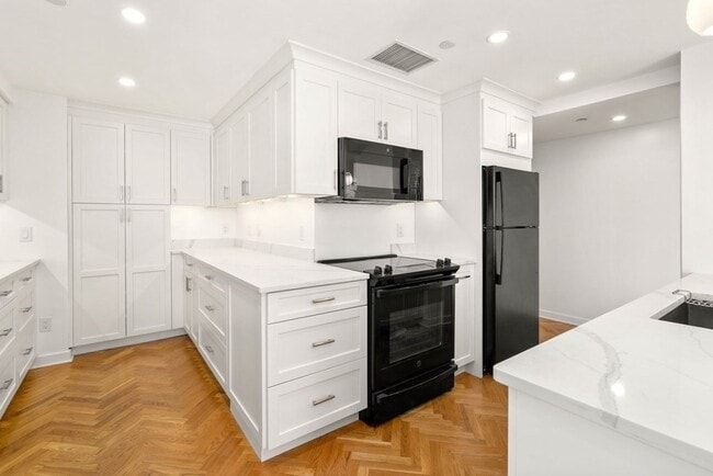 Building Photo - 975 Memorial Dr