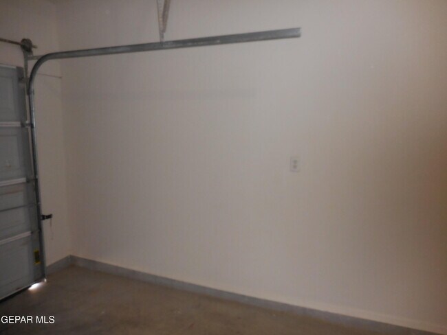Building Photo - 14741 Calhoun Dr