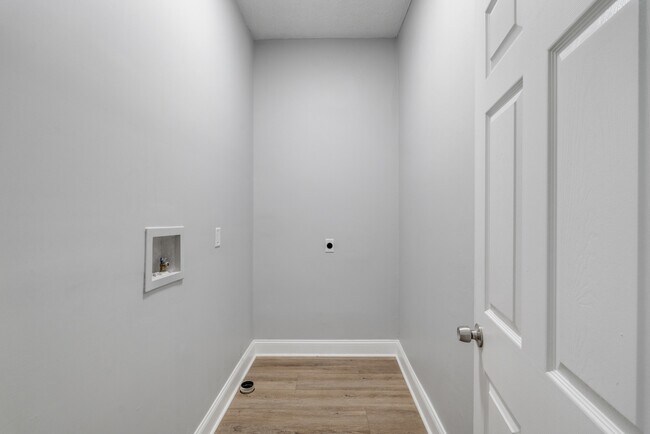 Building Photo - 2224 N Kenwood Ave