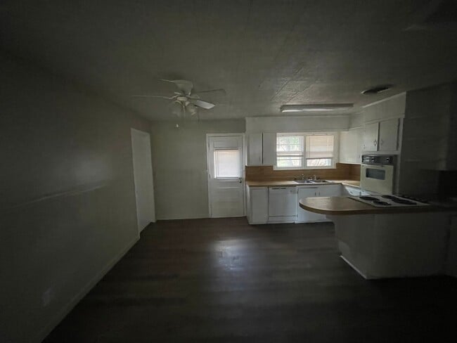 Building Photo - 3 bedroom, 2 bath