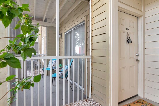 Building Photo - Ground Floor 1 BR + Den in Brandon with Resort Amenities