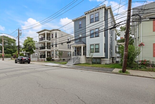 Building Photo - 10 Hallet St