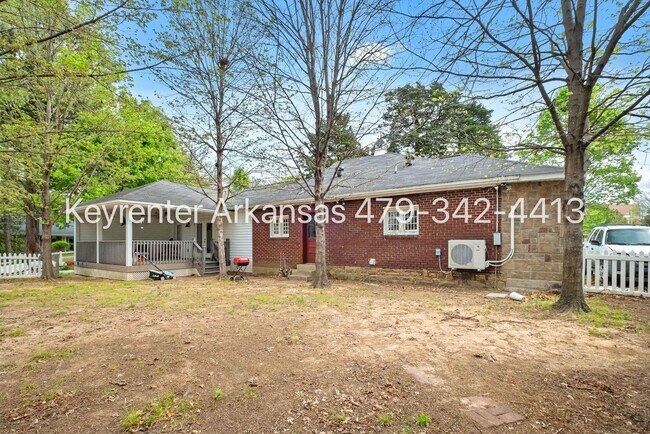 Building Photo - Charming 1 Bedroom Cottage-Style Home with Spacious Yard