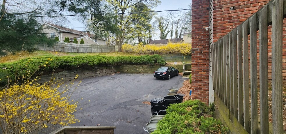 Building Photo - 12 Greenlawn Rd