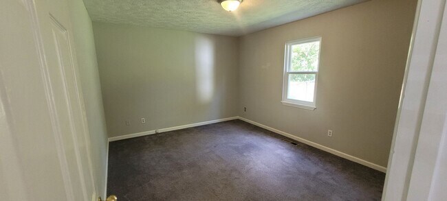 Building Photo - 124 Meadowbrook Dr