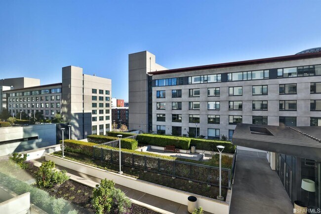 Building Photo - 260 King St