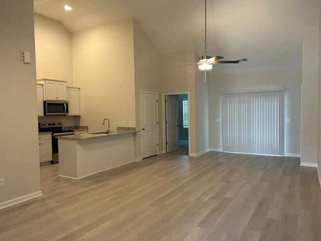 Building Photo - Brand New in Trolley Run