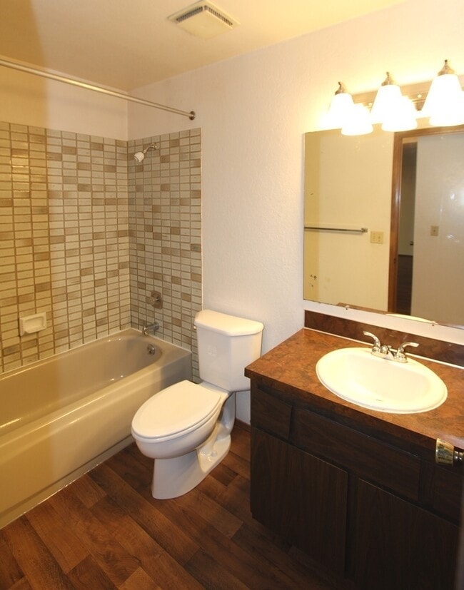 Building Photo - Top-Floor 1-Bedroom Apartment with Private...