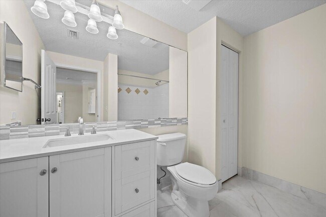 Building Photo - 6203 Myrtlewood Cir W