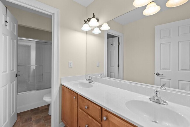 Building Photo - Spacious Condo in Norfolk