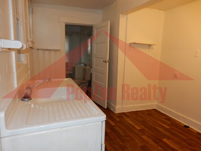 Building Photo - 137 S Harbine Ave