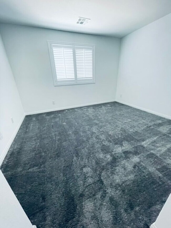 Building Photo - BEAUTIFUL 4 BEDROOM + LOFT HOME LOCATED IN...