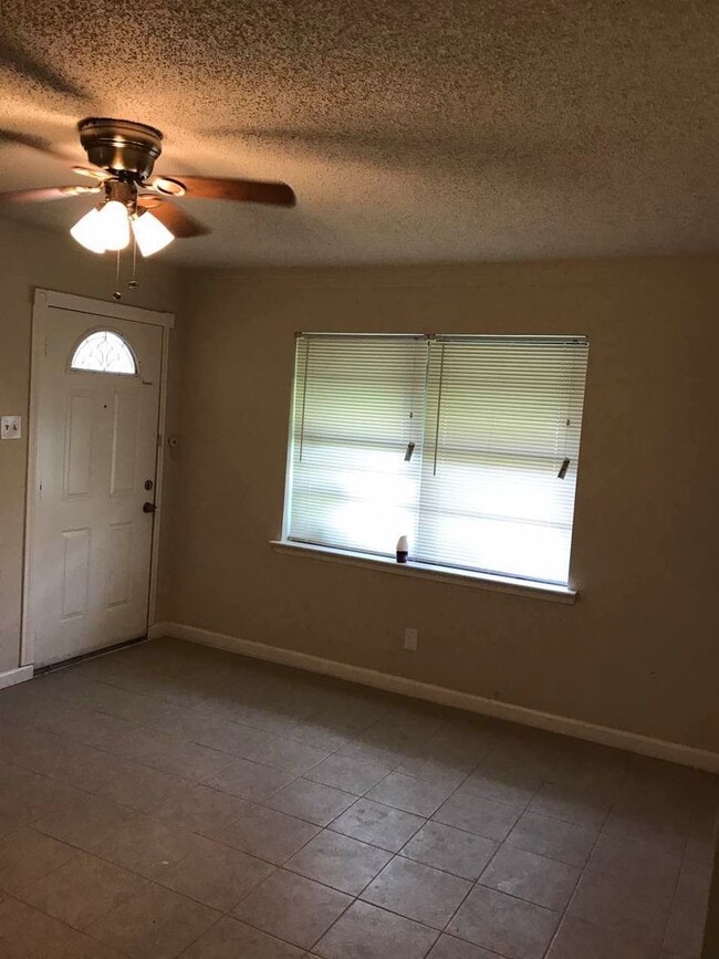 Building Photo - Nice 4 Bedroom Home