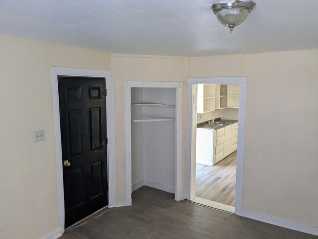 Building Photo - 2 Bed 1 Bath with Fenced Yard on Corner Lot