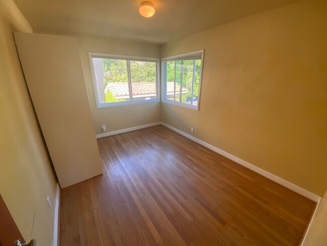 Building Photo - Modern Townhome with Gorgeous City Views – Prime Thousand Oaks Locati