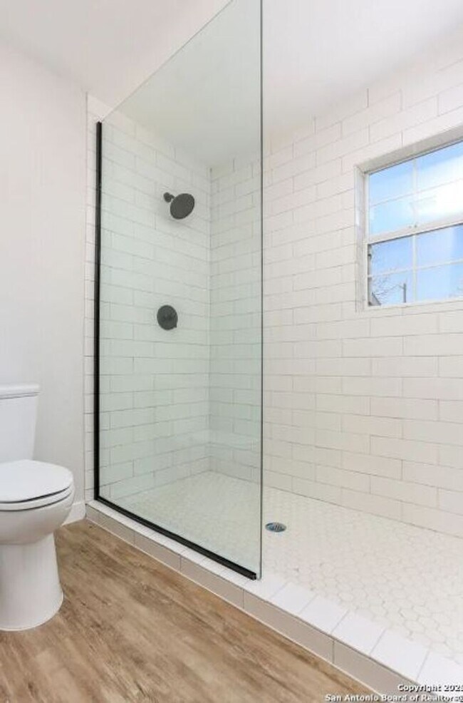 Building Photo - Renovated 3-Bedroom Home in Edison