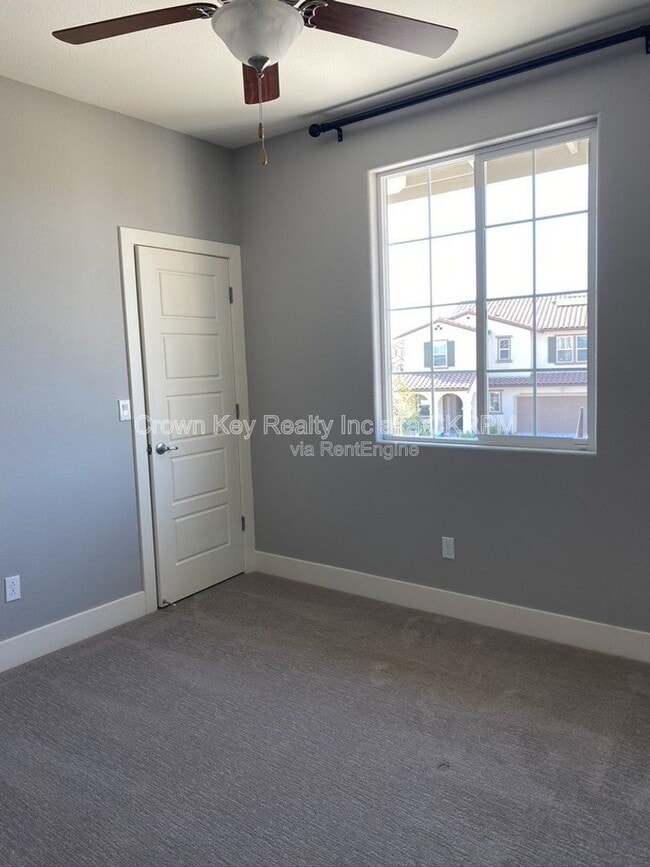 Building Photo - 1024 S Prosperity St