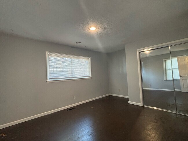 Building Photo - 381 Summerhill Rd