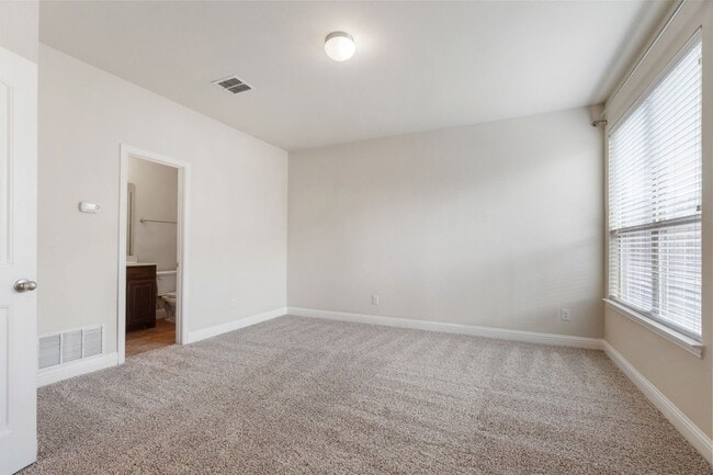 Building Photo - 2640 Venice Dr