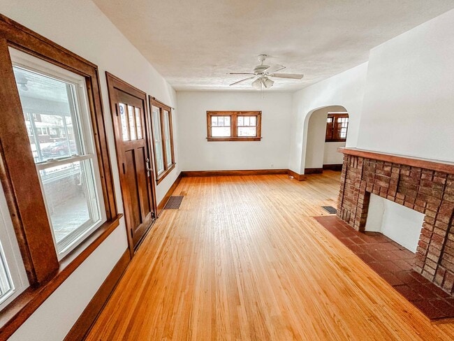 Building Photo - Move In Ready Gem on Lowe Rd. - West End