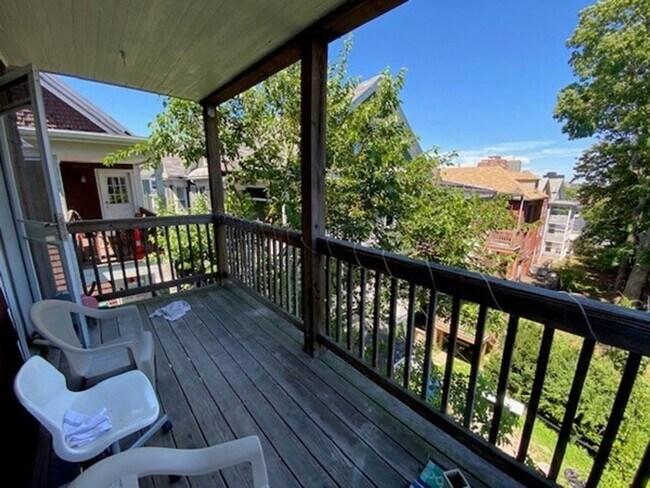 Building Photo - Central Mission Hill Location, Eat-in Kitchen, Massive Bedrooms, 2 Full Bathrooms, Laundry on a Site