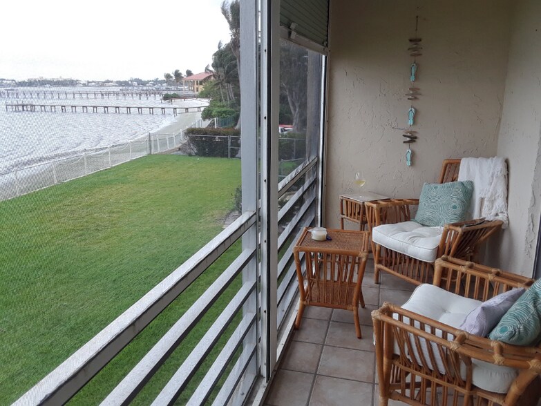 Building Photo - 1516 S Lakeside Dr