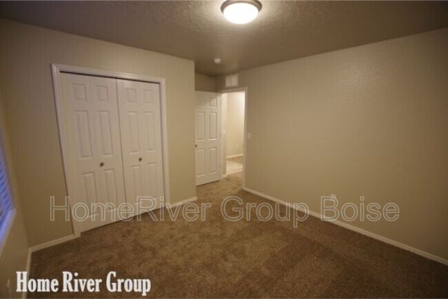 Building Photo - 1449 W Crooked River Dr