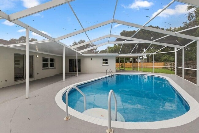 Building Photo - Remodeled Pool Home Located in the Very De...