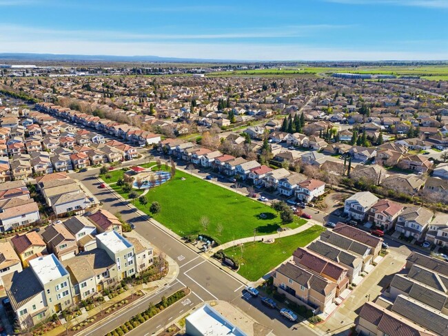 Building Photo - Spacious 3-Story Home in Rancho Cordova