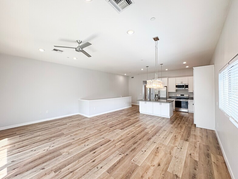 Building Photo - 1645 E Cheery Lynn Rd