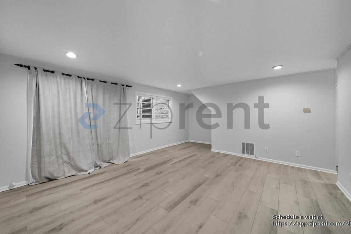 Building Photo - 792 Marstevan Dr NE