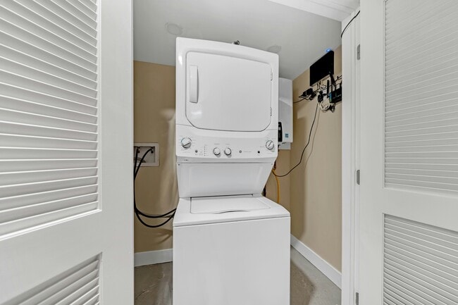 Building Photo - 171 Van Horne St