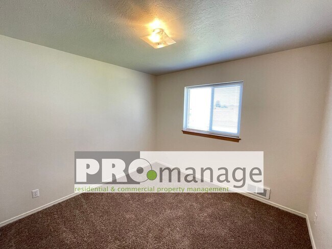 Building Photo - 3 Bed, 1 Bath Apartment w/ 1-Car Garage - Idaho Falls