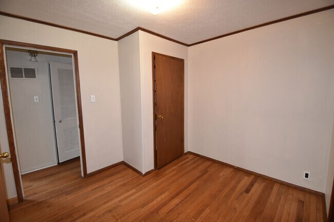 Building Photo - 3 Bedroom 2 Full Bath Home in Greenfield, Fenced Yard